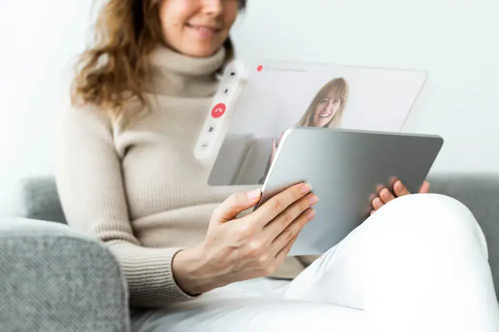 mulher usando tablet